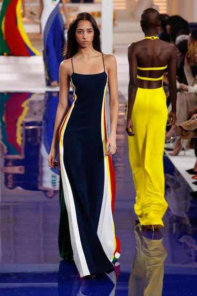 New York, Ny - 12 Şubat: Ralph Lauren ilkbahar/yaz 18 moda pist üzerinde 12 Şubat 2018 New York moda haftası sırasında New York'ta göstermek bir modeli yürür.