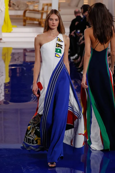 New York, Ny - 12 Şubat: Ralph Lauren ilkbahar/yaz 18 moda pist üzerinde 12 Şubat 2018 New York moda haftası sırasında New York'ta göstermek bir modeli yürür.
