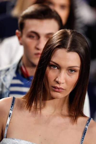 New York, Ny - 12 Şubat: pist finale Ralph Lauren ilkbahar/yaz 18 moda New York'ta 12 Şubat 2018 tarihinde New York moda haftası sırasında göstermek Bella Hadid yürür.