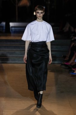 New York, Ny - 12 Şubat: Manken pist Carolina Herrera için New York moda haftası sırasında yürür: gösterir, Museum of Modern Art 12 Şubat 2018 tarihinde New York'ta.