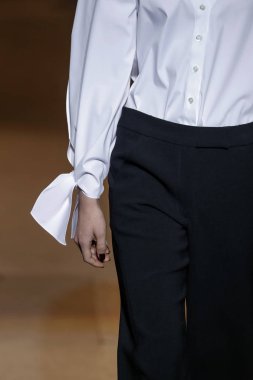 New York, Ny - 12 Şubat: Manken pist Carolina Herrera için New York moda haftası sırasında yürür: gösterir, Museum of Modern Art 12 Şubat 2018 tarihinde New York'ta.
