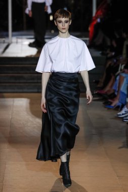 New York, Ny - 12 Şubat: Manken pist Carolina Herrera için New York moda haftası sırasında yürür: gösterir, Museum of Modern Art 12 Şubat 2018 tarihinde New York'ta.