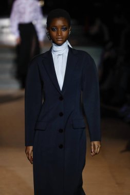 New York, Ny - 12 Şubat: Manken pist Carolina Herrera için New York moda haftası sırasında yürür: gösterir, Museum of Modern Art 12 Şubat 2018 tarihinde New York'ta.