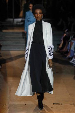 New York, Ny - 12 Şubat: Manken pist Carolina Herrera için New York moda haftası sırasında yürür: gösterir, Museum of Modern Art 12 Şubat 2018 tarihinde New York'ta.