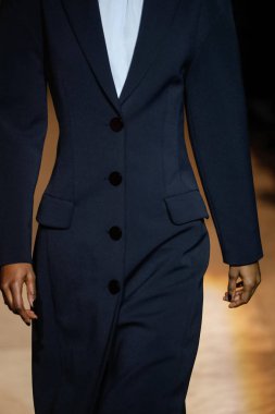 New York, Ny - 12 Şubat: Manken pist Carolina Herrera için New York moda haftası sırasında yürür: gösterir, Museum of Modern Art 12 Şubat 2018 tarihinde New York'ta.