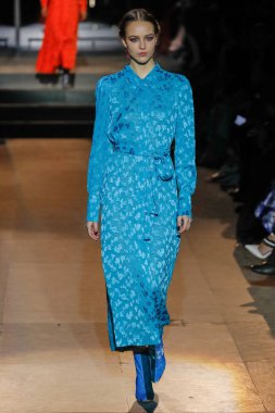 New York, Ny - 12 Şubat: Manken pist Carolina Herrera için New York moda haftası sırasında yürür: gösterir, Museum of Modern Art 12 Şubat 2018 tarihinde New York'ta.