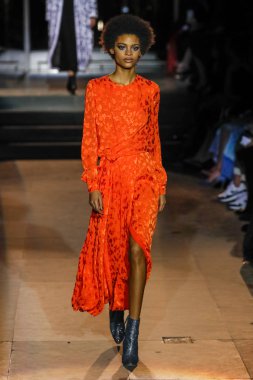 New York, Ny - 12 Şubat: Manken pist Carolina Herrera için New York moda haftası sırasında yürür: gösterir, Museum of Modern Art 12 Şubat 2018 tarihinde New York'ta.