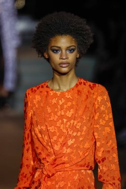 New York, Ny - 12 Şubat: Manken pist Carolina Herrera için New York moda haftası sırasında yürür: gösterir, Museum of Modern Art 12 Şubat 2018 tarihinde New York'ta.