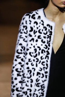New York, Ny - 12 Şubat: Manken pist Carolina Herrera için New York moda haftası sırasında yürür: gösterir, Museum of Modern Art 12 Şubat 2018 tarihinde New York'ta.