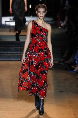 New York, Ny - 12 Şubat: Manken pist Carolina Herrera için New York moda haftası sırasında yürür: gösterir, Museum of Modern Art 12 Şubat 2018 tarihinde New York'ta.