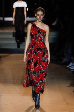 New York, Ny - 12 Şubat: Manken pist Carolina Herrera için New York moda haftası sırasında yürür: gösterir, Museum of Modern Art 12 Şubat 2018 tarihinde New York'ta.