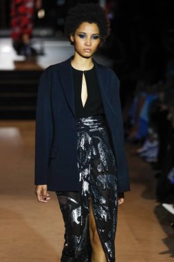 New York, Ny - 12 Şubat: Manken pist Carolina Herrera için New York moda haftası sırasında yürür: gösterir, Museum of Modern Art 12 Şubat 2018 tarihinde New York'ta.