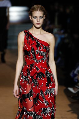 New York, Ny - 12 Şubat: Manken pist Carolina Herrera için New York moda haftası sırasında yürür: gösterir, Museum of Modern Art 12 Şubat 2018 tarihinde New York'ta.