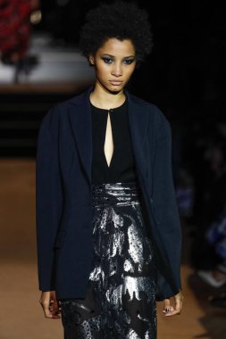 New York, Ny - 12 Şubat: Manken pist Carolina Herrera için New York moda haftası sırasında yürür: gösterir, Museum of Modern Art 12 Şubat 2018 tarihinde New York'ta.