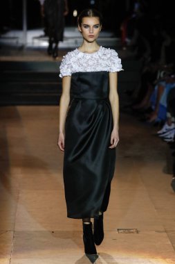 New York, Ny - 12 Şubat: Manken pist Carolina Herrera için New York moda haftası sırasında yürür: gösterir, Museum of Modern Art 12 Şubat 2018 tarihinde New York'ta.