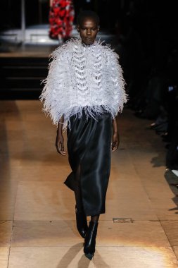 New York, Ny - 12 Şubat: Manken pist Carolina Herrera için New York moda haftası sırasında yürür: gösterir, Museum of Modern Art 12 Şubat 2018 tarihinde New York'ta.