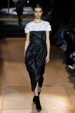 New York, Ny - 12 Şubat: Manken pist Carolina Herrera için New York moda haftası sırasında yürür: gösterir, Museum of Modern Art 12 Şubat 2018 tarihinde New York'ta.