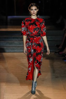 New York, Ny - 12 Şubat: Manken pist Carolina Herrera için New York moda haftası sırasında yürür: gösterir, Museum of Modern Art 12 Şubat 2018 tarihinde New York'ta.