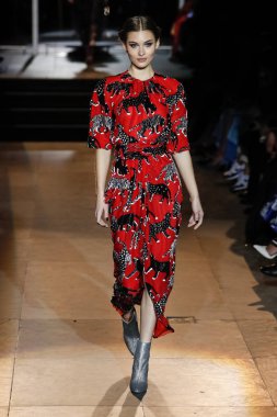 New York, Ny - 12 Şubat: Manken pist Carolina Herrera için New York moda haftası sırasında yürür: gösterir, Museum of Modern Art 12 Şubat 2018 tarihinde New York'ta.
