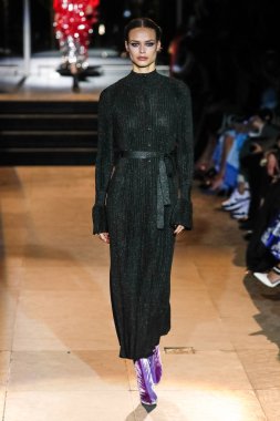 New York, Ny - 12 Şubat: Manken pist Carolina Herrera için New York moda haftası sırasında yürür: gösterir, Museum of Modern Art 12 Şubat 2018 tarihinde New York'ta.