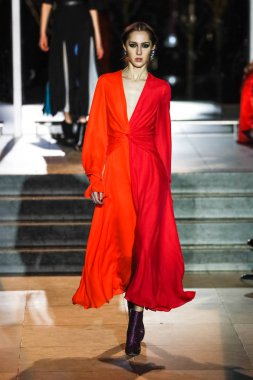 New York, Ny - 12 Şubat: Manken pist Carolina Herrera için New York moda haftası sırasında yürür: gösterir, Museum of Modern Art 12 Şubat 2018 tarihinde New York'ta.