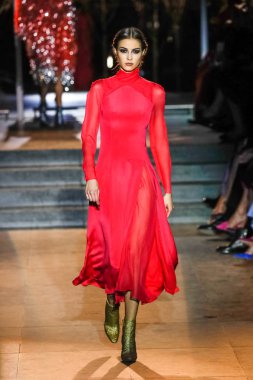 New York, Ny - 12 Şubat: Manken pist Carolina Herrera için New York moda haftası sırasında yürür: gösterir, Museum of Modern Art 12 Şubat 2018 tarihinde New York'ta.