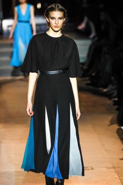 New York, Ny - 12 Şubat: Manken pist Carolina Herrera için New York moda haftası sırasında yürür: gösterir, Museum of Modern Art 12 Şubat 2018 tarihinde New York'ta.