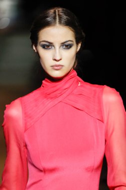 New York, Ny - 12 Şubat: Manken pist Carolina Herrera için New York moda haftası sırasında yürür: gösterir, Museum of Modern Art 12 Şubat 2018 tarihinde New York'ta.