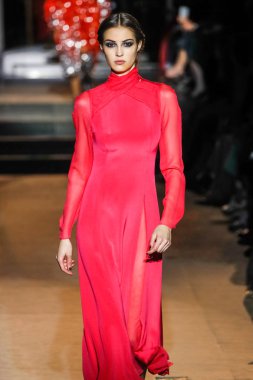 New York, Ny - 12 Şubat: Manken pist Carolina Herrera için New York moda haftası sırasında yürür: gösterir, Museum of Modern Art 12 Şubat 2018 tarihinde New York'ta.