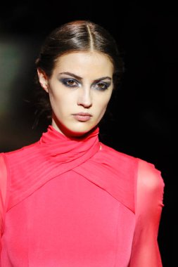 New York, Ny - 12 Şubat: Manken pist Carolina Herrera için New York moda haftası sırasında yürür: gösterir, Museum of Modern Art 12 Şubat 2018 tarihinde New York'ta.