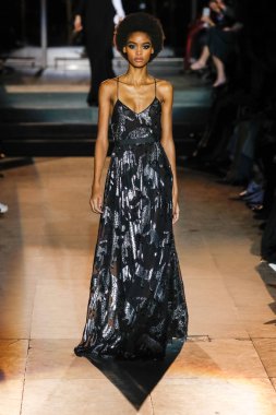 New York, Ny - 12 Şubat: Manken pist Carolina Herrera için New York moda haftası sırasında yürür: gösterir, Museum of Modern Art 12 Şubat 2018 tarihinde New York'ta.