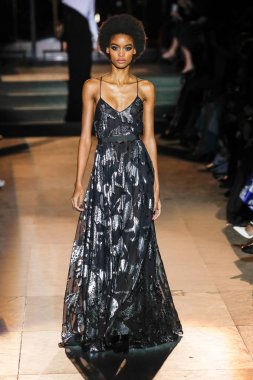 New York, Ny - 12 Şubat: Manken pist Carolina Herrera için New York moda haftası sırasında yürür: gösterir, Museum of Modern Art 12 Şubat 2018 tarihinde New York'ta.