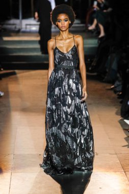 New York, Ny - 12 Şubat: Manken pist Carolina Herrera için New York moda haftası sırasında yürür: gösterir, Museum of Modern Art 12 Şubat 2018 tarihinde New York'ta.
