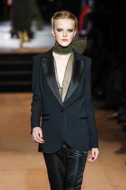 New York, Ny - 12 Şubat: Manken pist Carolina Herrera için New York moda haftası sırasında yürür: gösterir, Museum of Modern Art 12 Şubat 2018 tarihinde New York'ta.