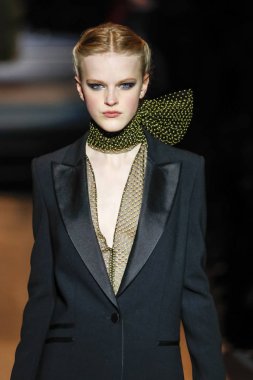 New York, Ny - 12 Şubat: Manken pist Carolina Herrera için New York moda haftası sırasında yürür: gösterir, Museum of Modern Art 12 Şubat 2018 tarihinde New York'ta.