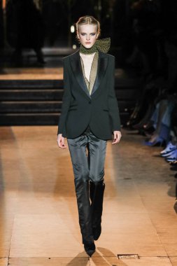 New York, Ny - 12 Şubat: Manken pist Carolina Herrera için New York moda haftası sırasında yürür: gösterir, Museum of Modern Art 12 Şubat 2018 tarihinde New York'ta.