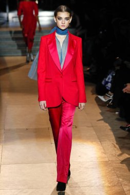 New York, Ny - 12 Şubat: Manken pist Carolina Herrera için New York moda haftası sırasında yürür: gösterir, Museum of Modern Art 12 Şubat 2018 tarihinde New York'ta.