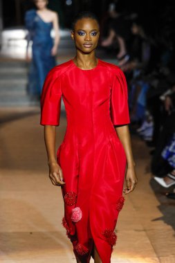 New York, Ny - 12 Şubat: Manken pist Carolina Herrera için New York moda haftası sırasında yürür: gösterir, Museum of Modern Art 12 Şubat 2018 tarihinde New York'ta.