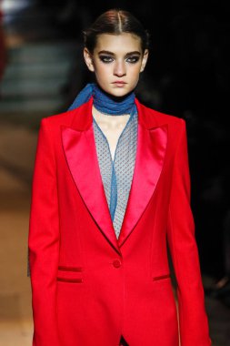 New York, Ny - 12 Şubat: Manken pist Carolina Herrera için New York moda haftası sırasında yürür: gösterir, Museum of Modern Art 12 Şubat 2018 tarihinde New York'ta.