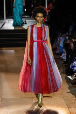 New York, Ny - 12 Şubat: Manken pist Carolina Herrera için New York moda haftası sırasında yürür: gösterir, Museum of Modern Art 12 Şubat 2018 tarihinde New York'ta.