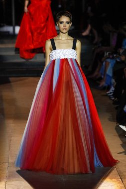 New York, Ny - 12 Şubat: Manken pist Carolina Herrera için New York moda haftası sırasında yürür: gösterir, Museum of Modern Art 12 Şubat 2018 tarihinde New York'ta.