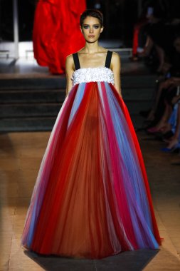 New York, Ny - 12 Şubat: Manken pist Carolina Herrera için New York moda haftası sırasında yürür: gösterir, Museum of Modern Art 12 Şubat 2018 tarihinde New York'ta.