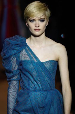 New York, Ny - 12 Şubat: Manken pist Carolina Herrera için New York moda haftası sırasında yürür: gösterir, Museum of Modern Art 12 Şubat 2018 tarihinde New York'ta.