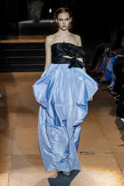 New York, Ny - 12 Şubat: Manken pist Carolina Herrera için New York moda haftası sırasında yürür: gösterir, Museum of Modern Art 12 Şubat 2018 tarihinde New York'ta.