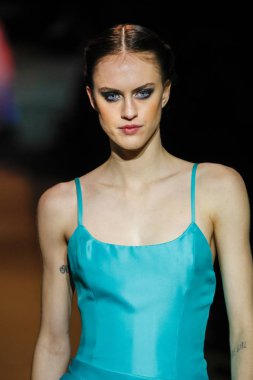 New York, Ny - 12 Şubat: Manken pist Carolina Herrera için New York moda haftası sırasında yürür: gösterir, Museum of Modern Art 12 Şubat 2018 tarihinde New York'ta.