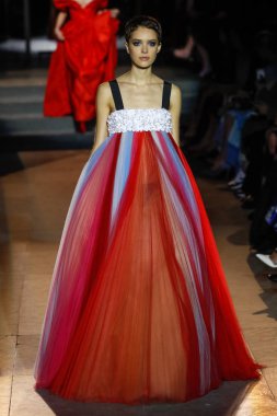 New York, Ny - 12 Şubat: Manken pist Carolina Herrera için New York moda haftası sırasında yürür: gösterir, Museum of Modern Art 12 Şubat 2018 tarihinde New York'ta.