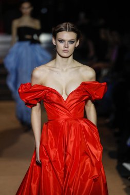 New York, Ny - 12 Şubat: Manken pist Carolina Herrera için New York moda haftası sırasında yürür: gösterir, Museum of Modern Art 12 Şubat 2018 tarihinde New York'ta.