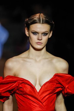 New York, Ny - 12 Şubat: Manken pist Carolina Herrera için New York moda haftası sırasında yürür: gösterir, Museum of Modern Art 12 Şubat 2018 tarihinde New York'ta.