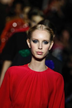 New York, Ny - 12 Şubat: Modelleri yürüyüş pist final Carolina Herrera New York moda haftası sırasında için: gösterir, Museum of Modern Art 12 Şubat 2018 tarihinde New York'ta.