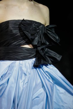 New York, Ny - 12 Şubat: Manken pist Carolina Herrera için New York moda haftası sırasında yürür: gösterir, Museum of Modern Art 12 Şubat 2018 tarihinde New York'ta.